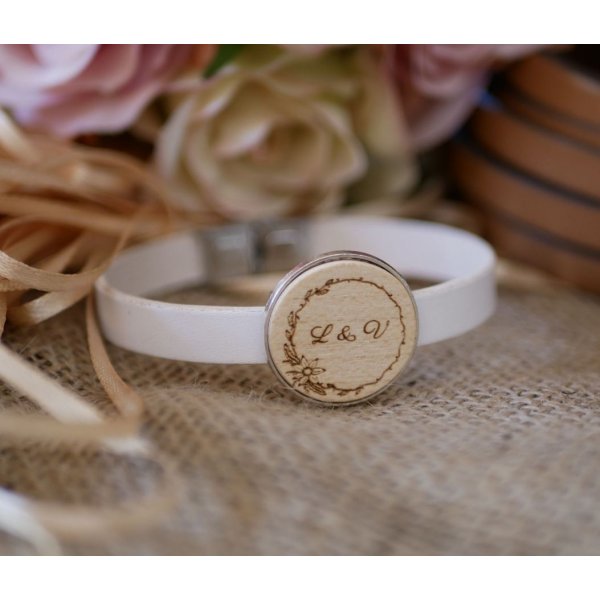 Leather bracelet with engraved wood cabochon set in silver