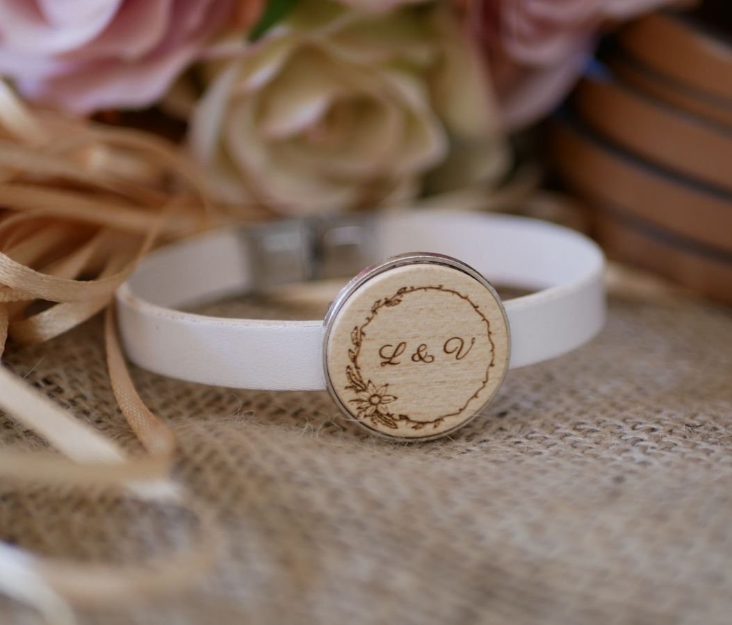 Leather bracelet with engraved wood cabochon set in silver