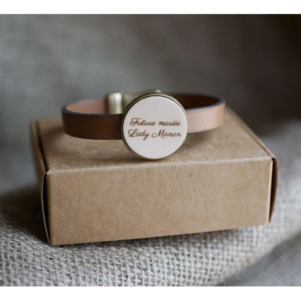 Leather bracelet with engraved wood cabochon set in bronze
