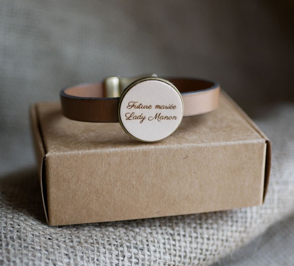 Leather bracelet with engraved wood cabochon set in bronze