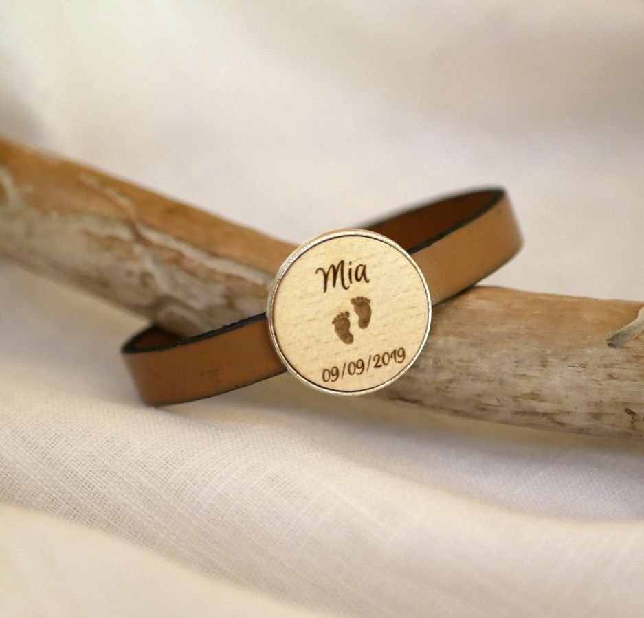 Leather bracelet with engraved wood cabochon set in silver