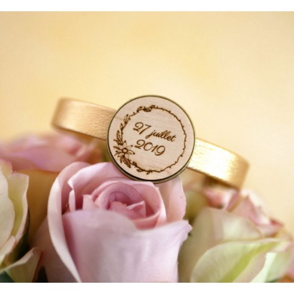 Leather bracelet with engraved wood cabochon set in bronze