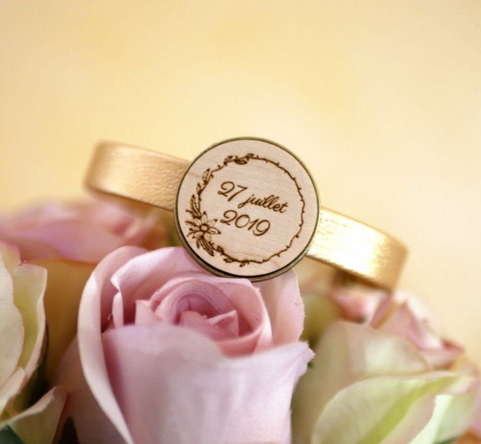 Leather bracelet with engraved wood cabochon set in bronze