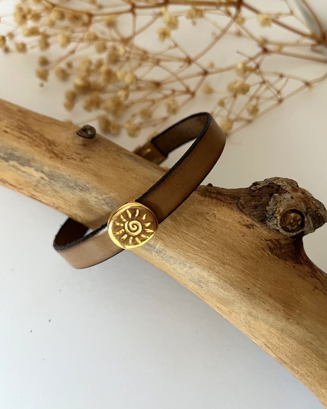 Bracelet cuir au cabochon soleil dor&eacute; pour femme 