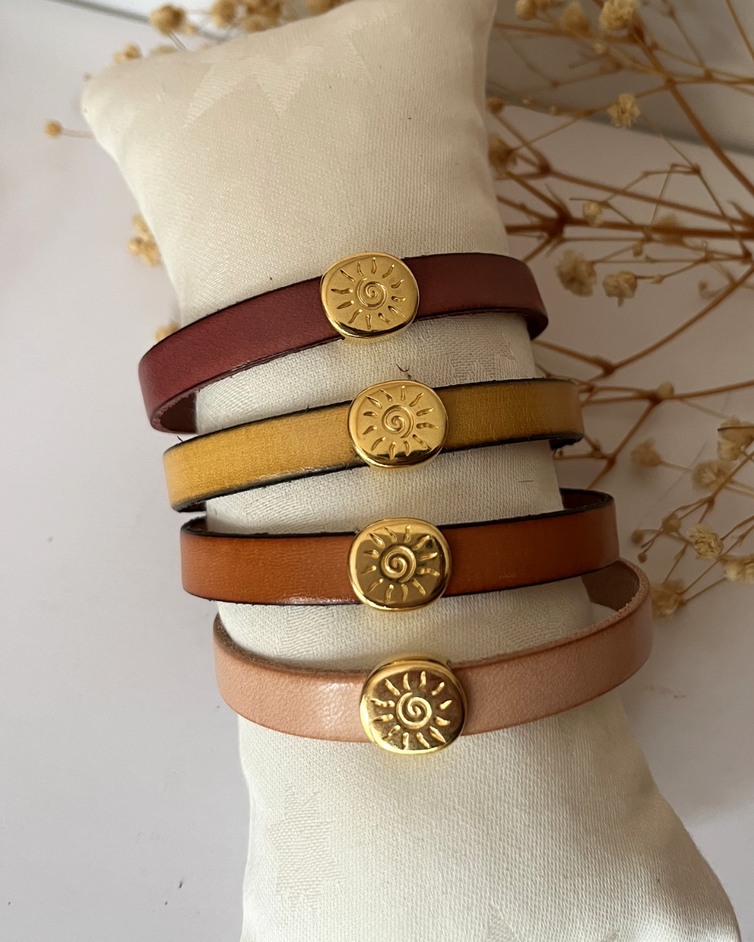 Bracelet cuir au cabochon soleil dor&eacute; pour femme 