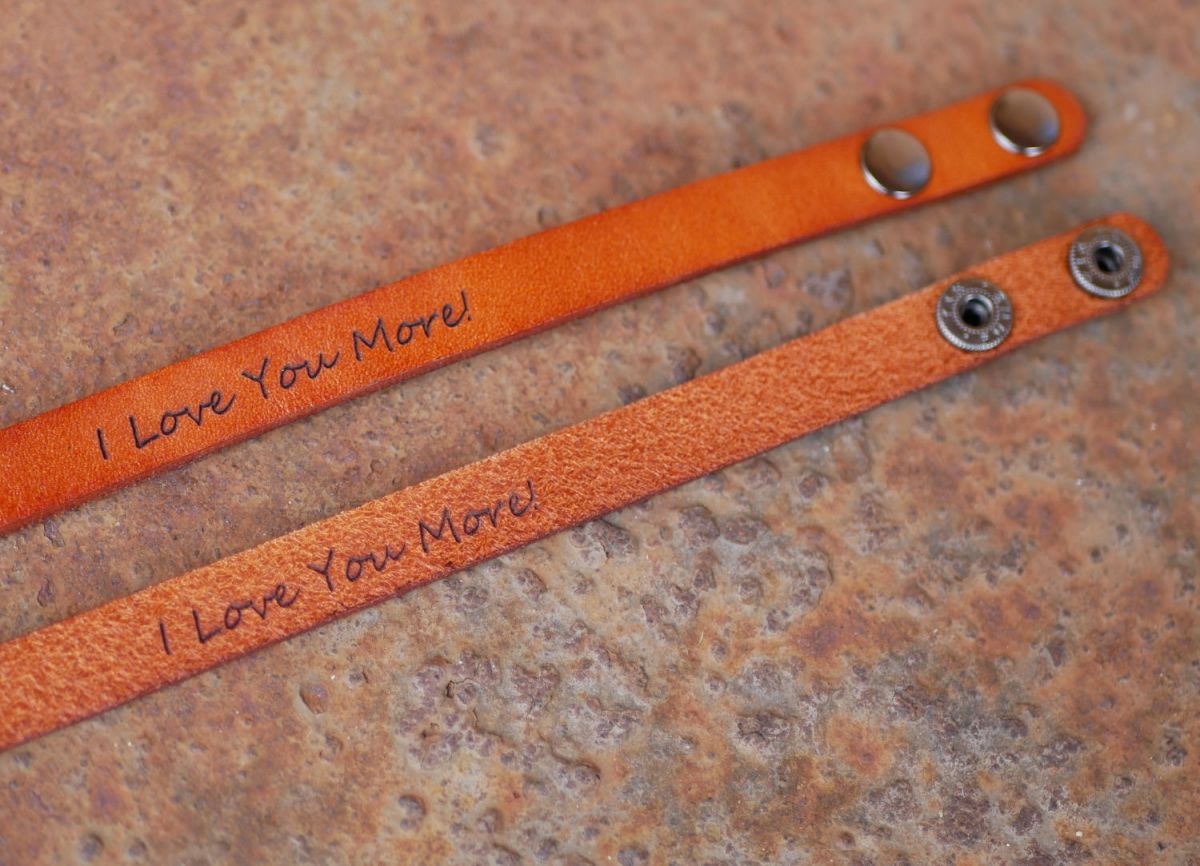 Mixed camel engraved leather strap with snap fasteners