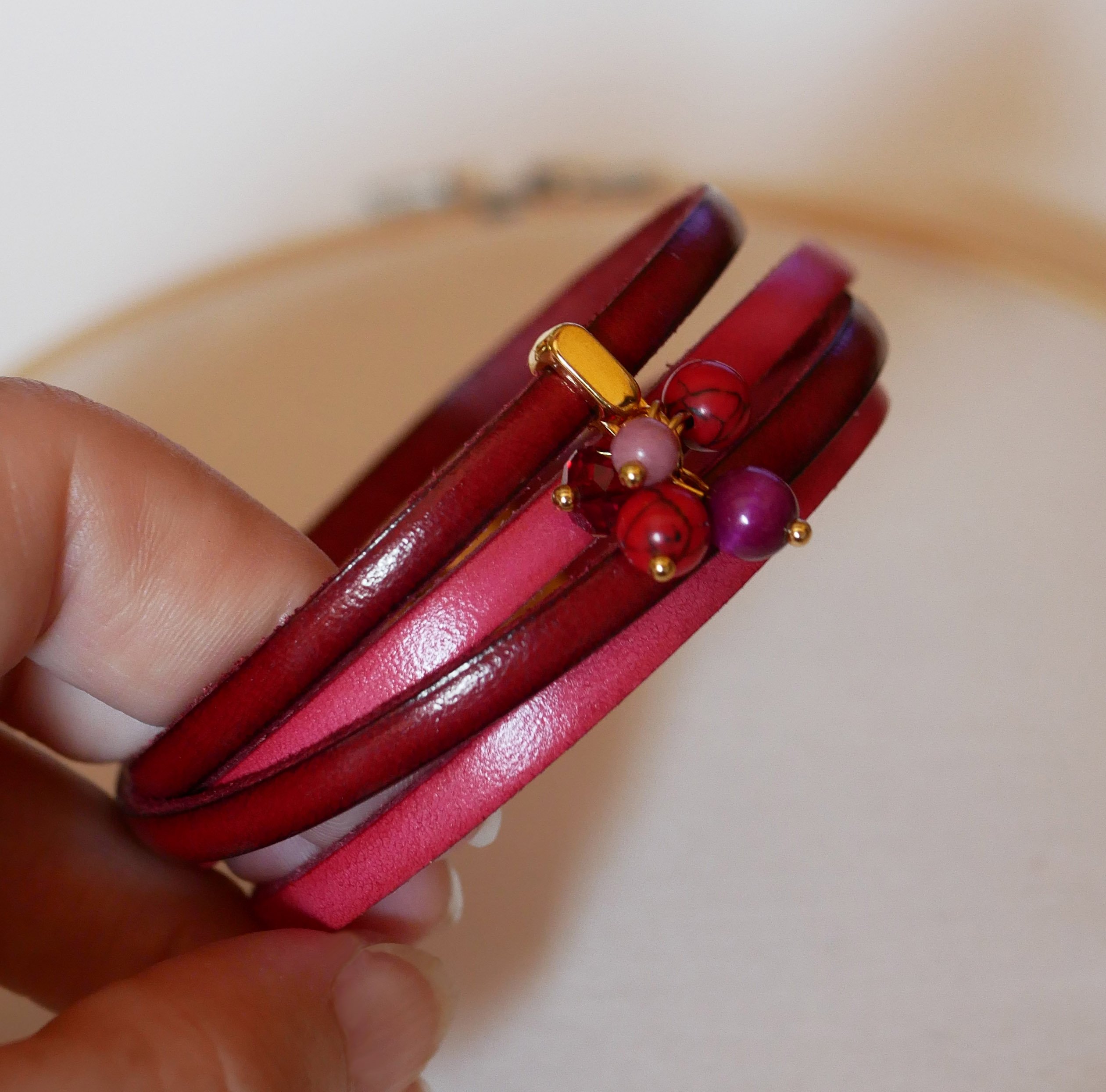 Duo leather bracelet decorated with fuchsia beads