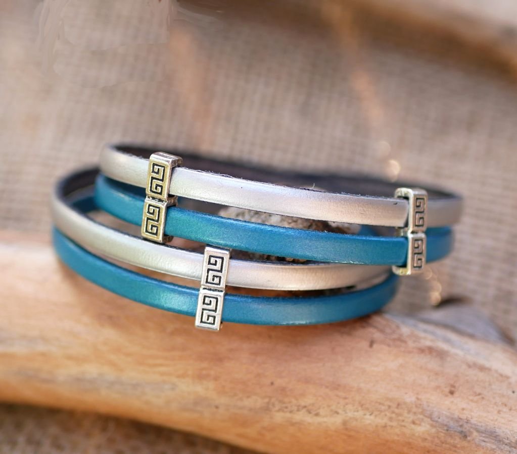 Double leather bracelet with ethnic style loops