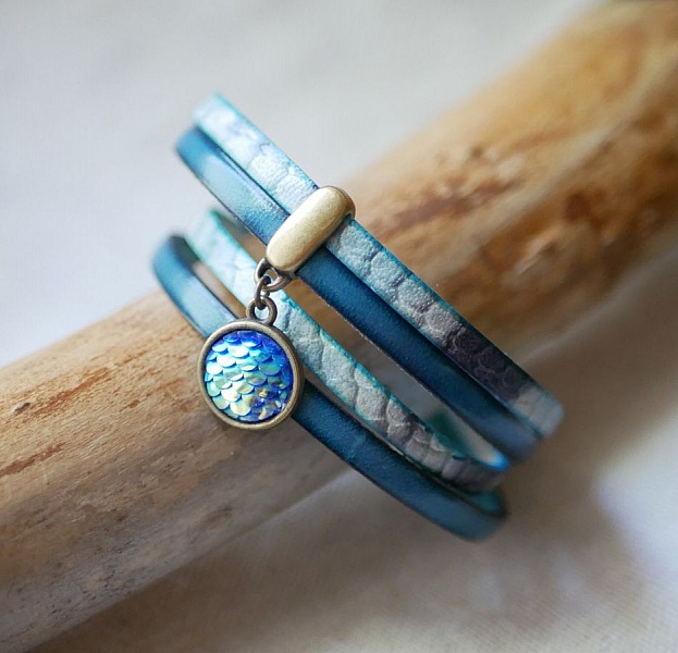 Double leather bracelet decorated with a mermaid scale cabochon 