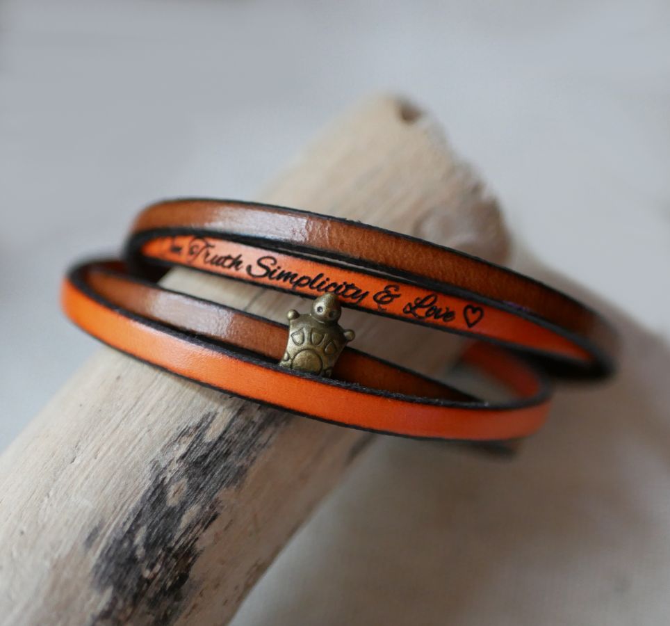 Double leather bracelet in duo decorated with a bronze turtle vielli