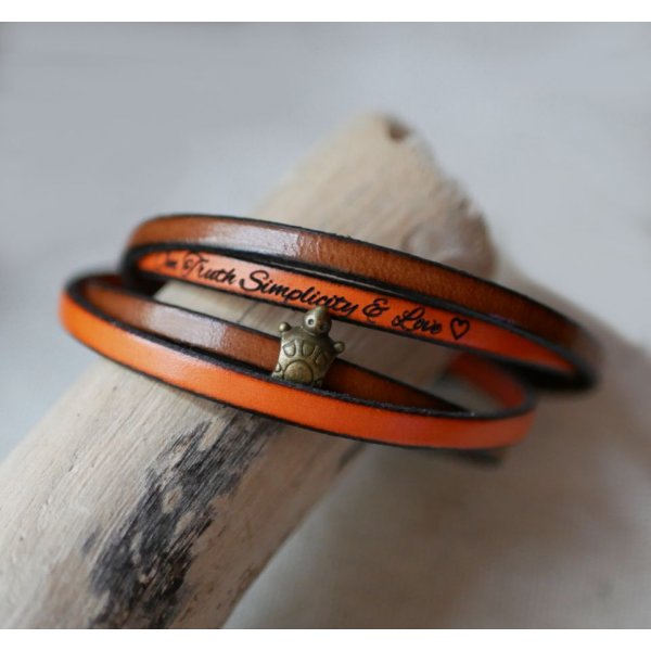 Double leather bracelet in duo decorated with a bronze turtle vielli