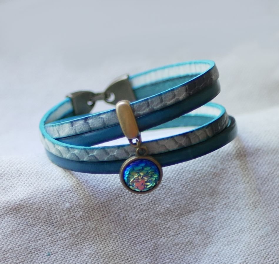 Double leather bracelet decorated with a mermaid scale cabochon 