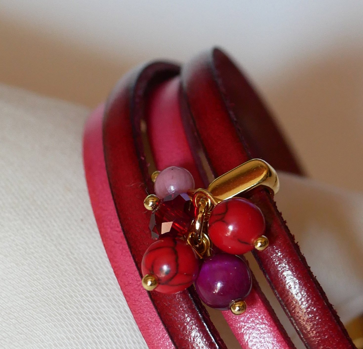 Duo leather bracelet decorated with fuchsia beads