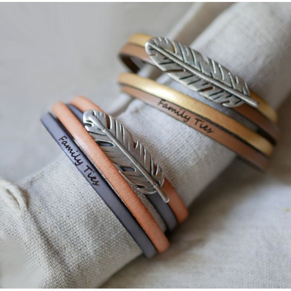 Double leather strap in duo decorated with a silver feather