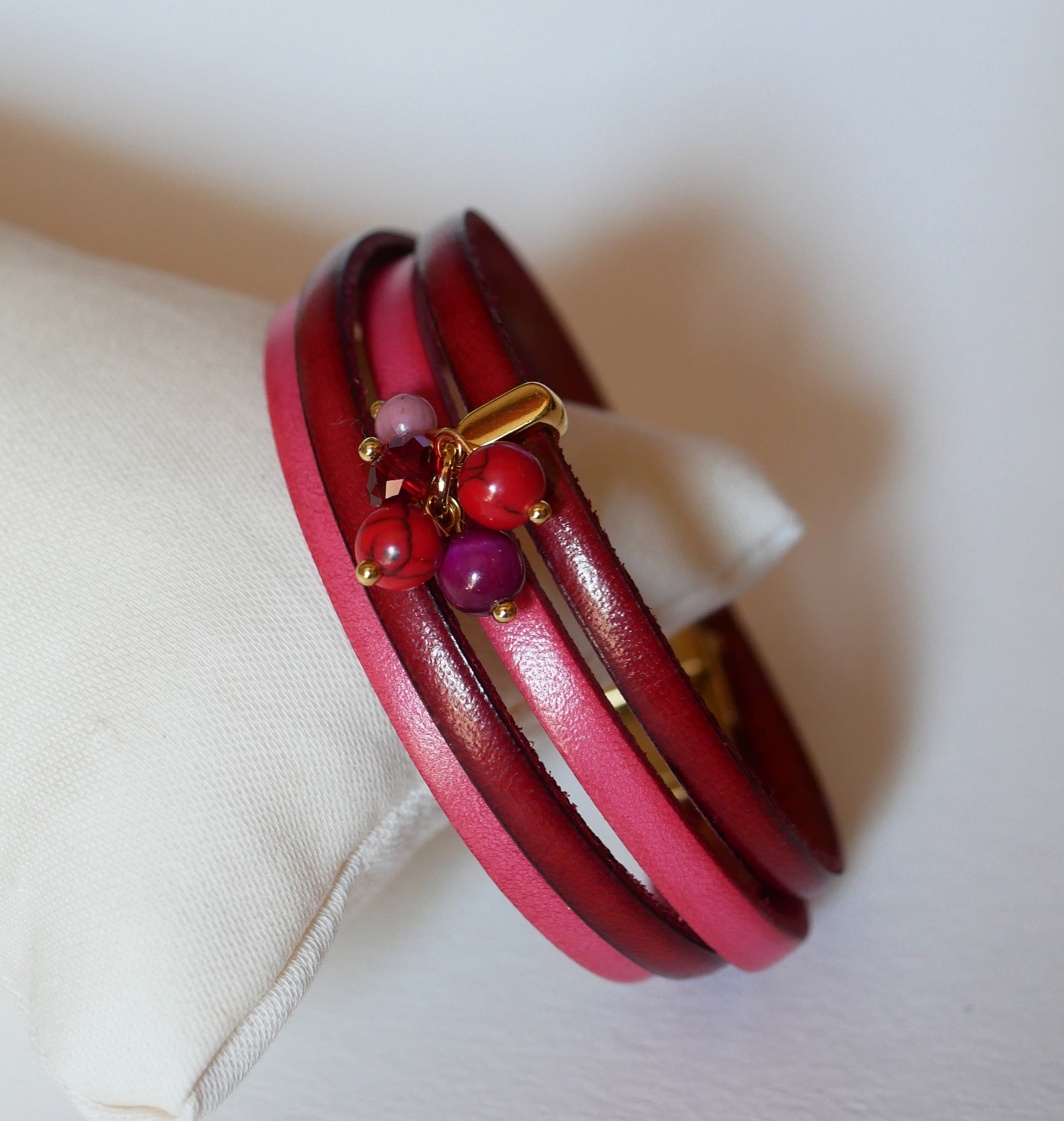 Duo leather bracelet decorated with fuchsia beads