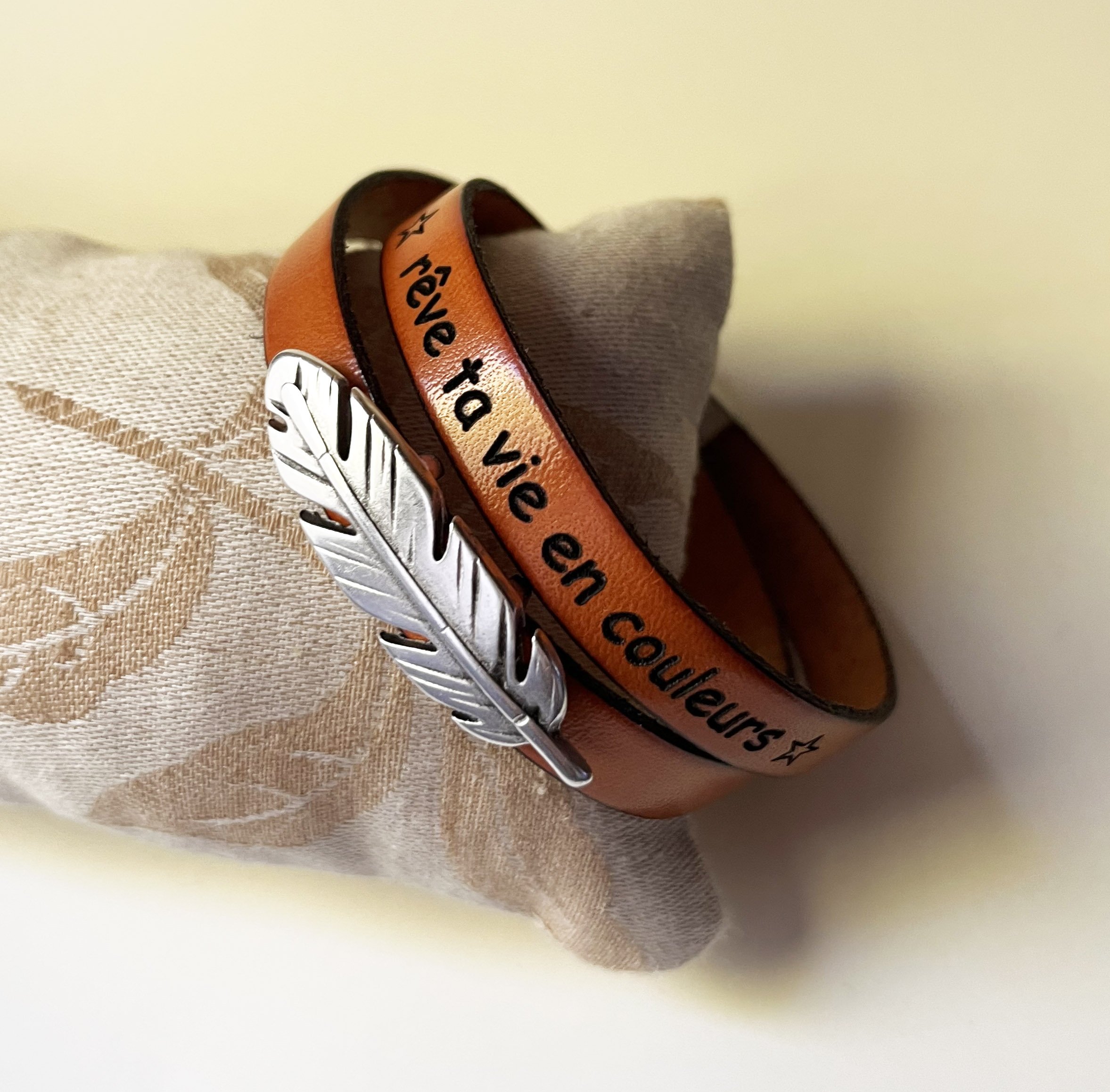 Bracelet cuir double en duo d&eacute;cor&eacute; d'une plume argent&eacute;e