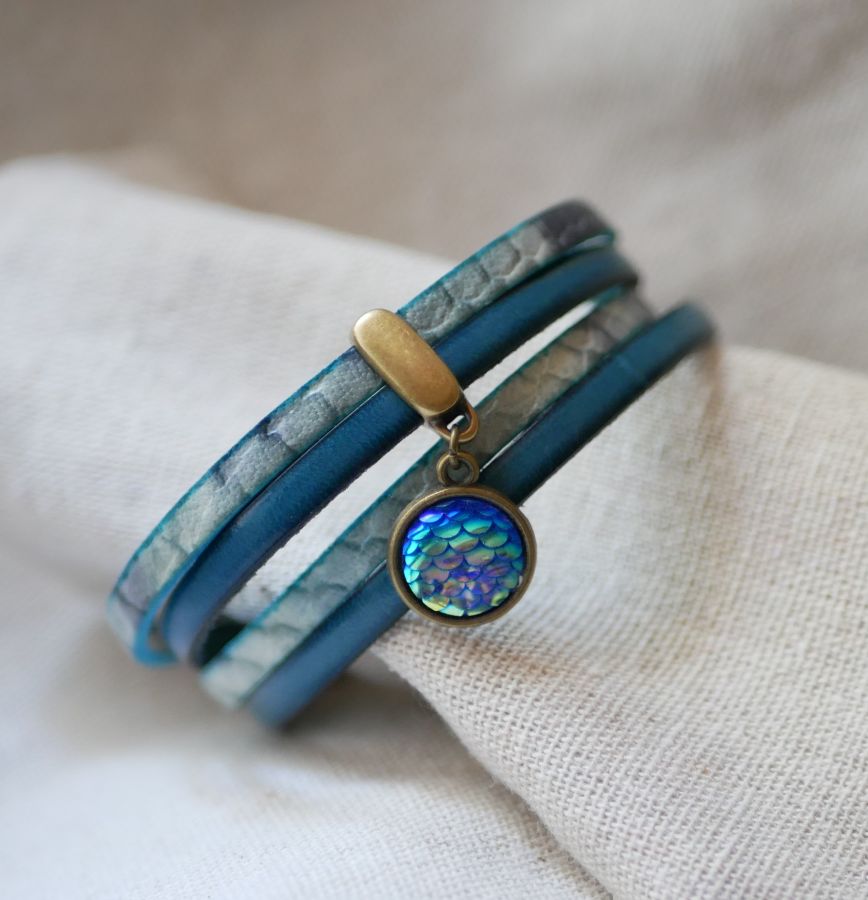 Double leather bracelet decorated with a mermaid scale cabochon 