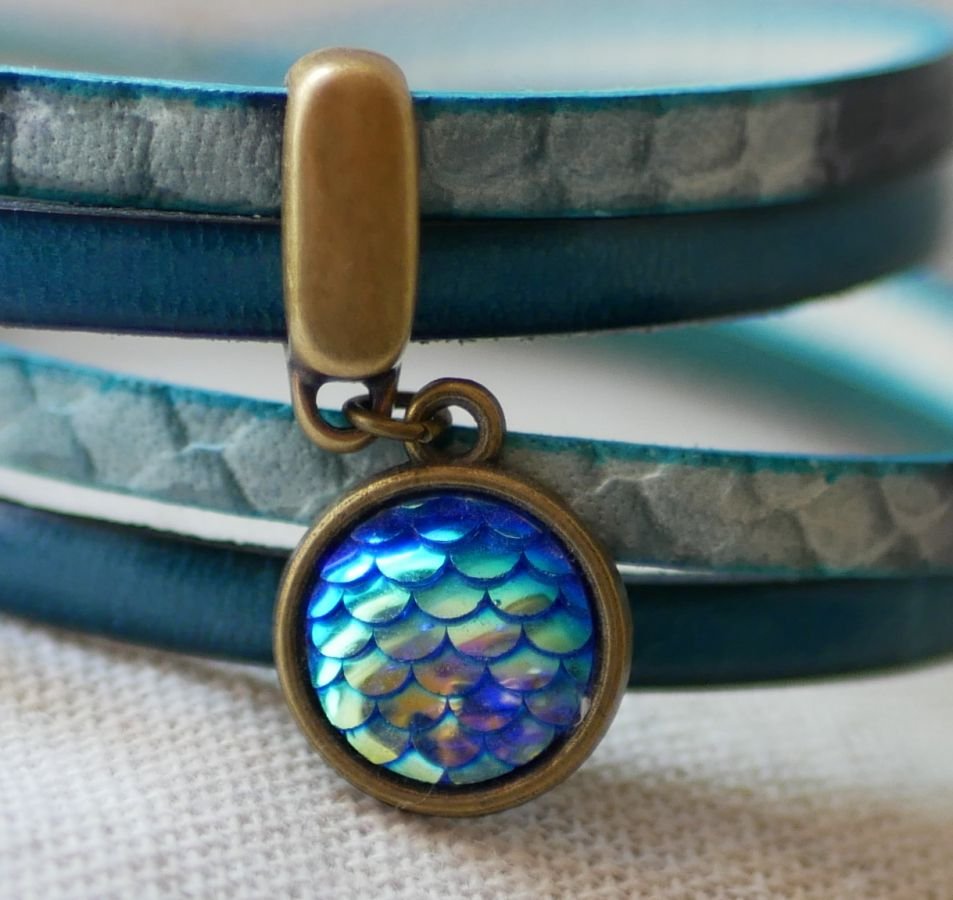 Double leather bracelet decorated with a mermaid scale cabochon 