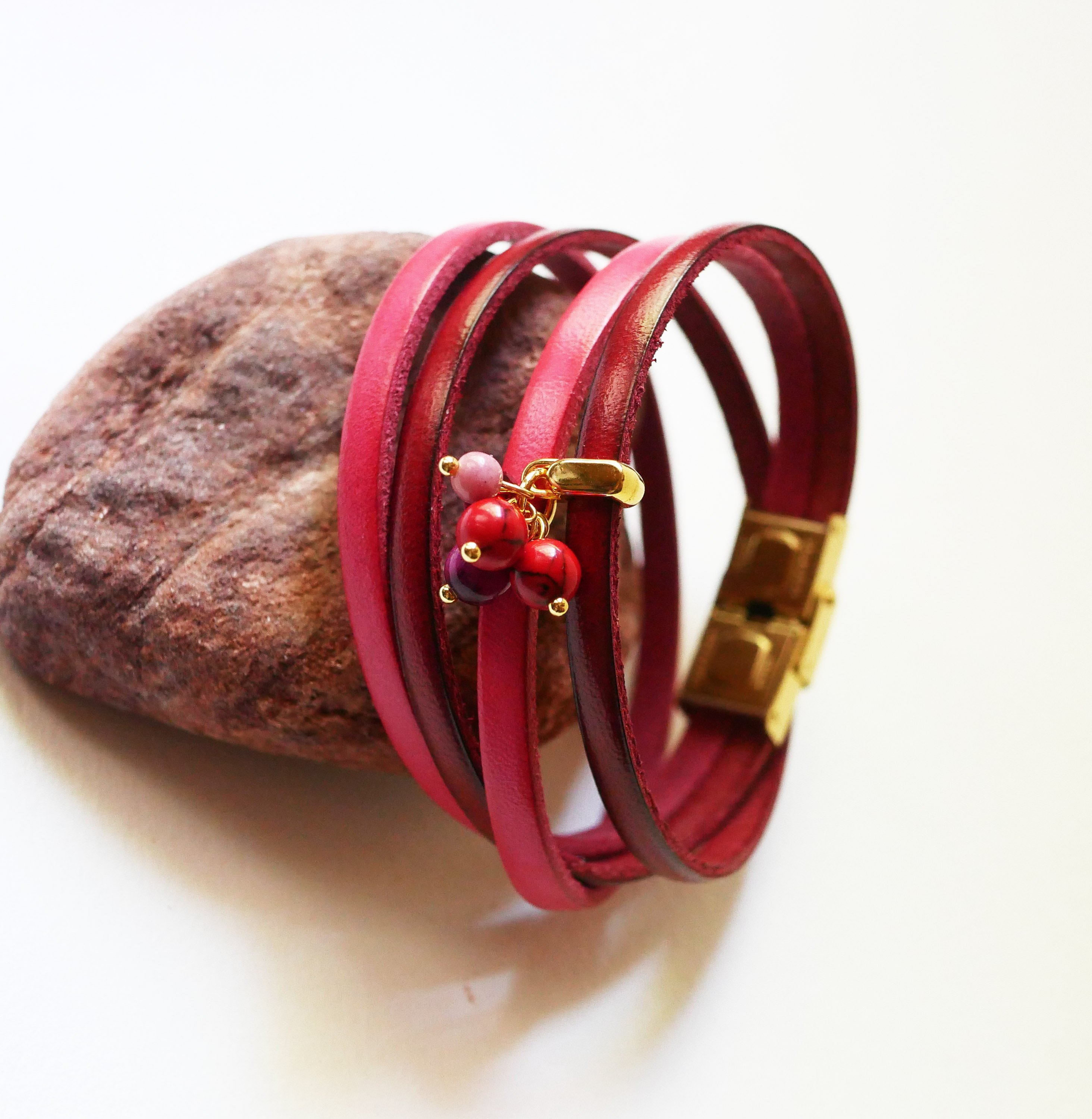 Duo leather bracelet decorated with fuchsia beads