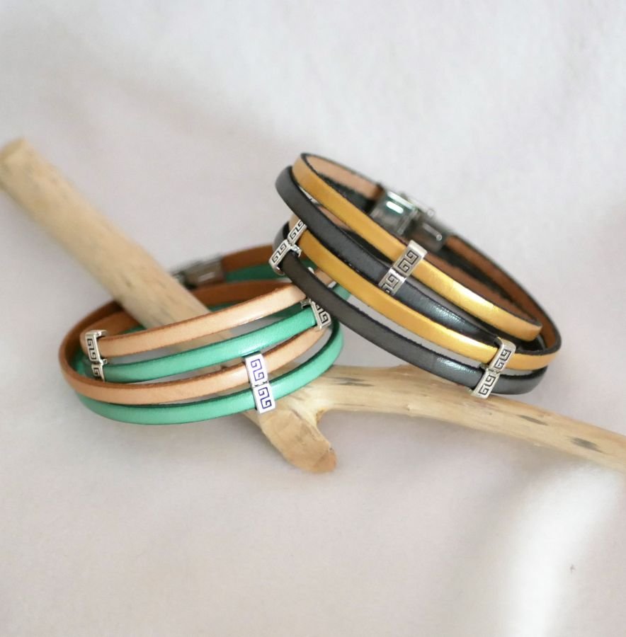 Double leather bracelet with ethnic style loops