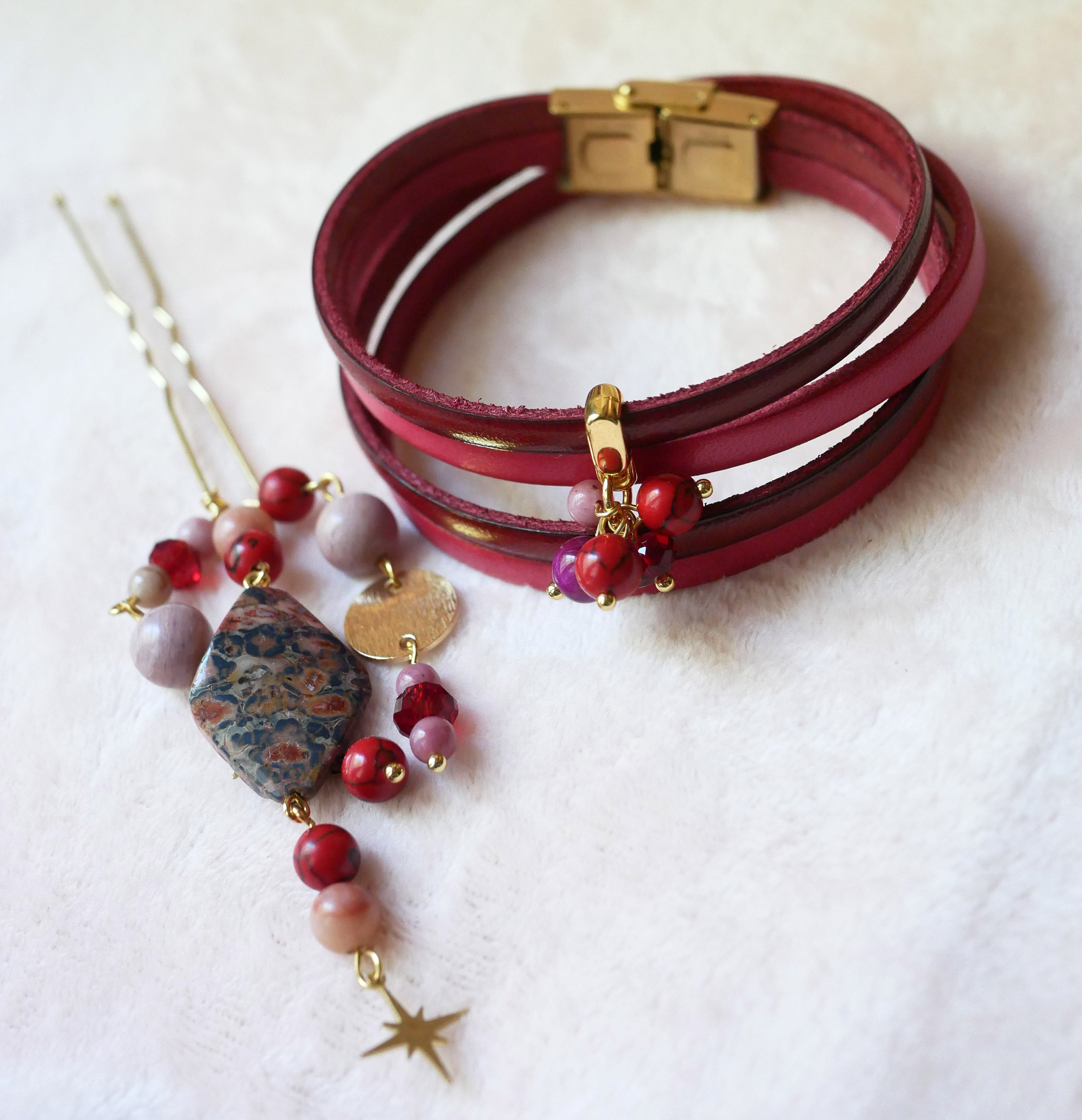 Duo leather bracelet decorated with fuchsia beads