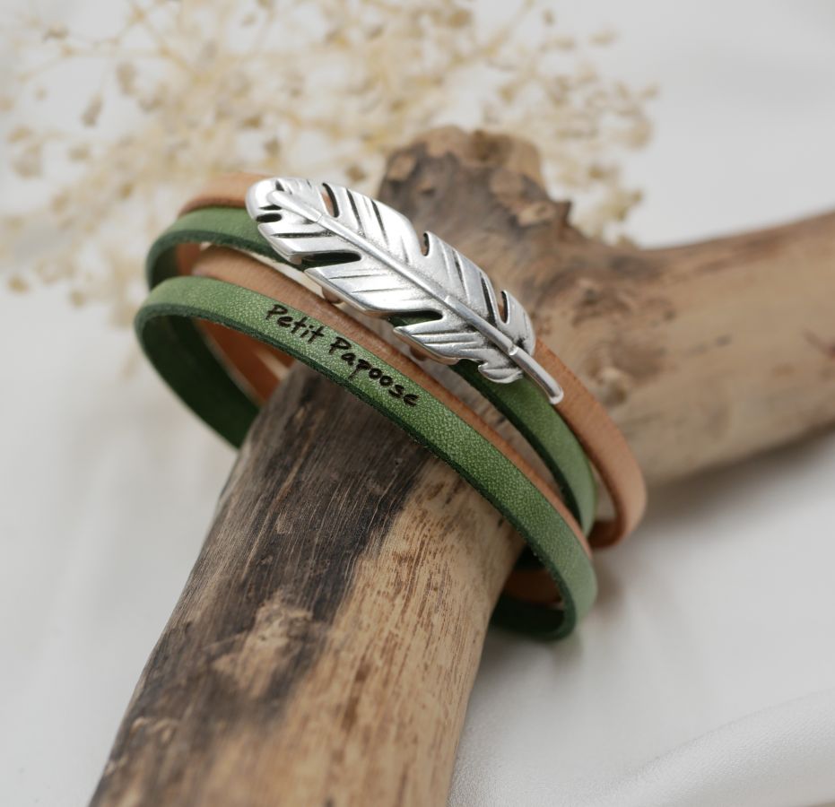 Double leather strap in duo decorated with a silver feather