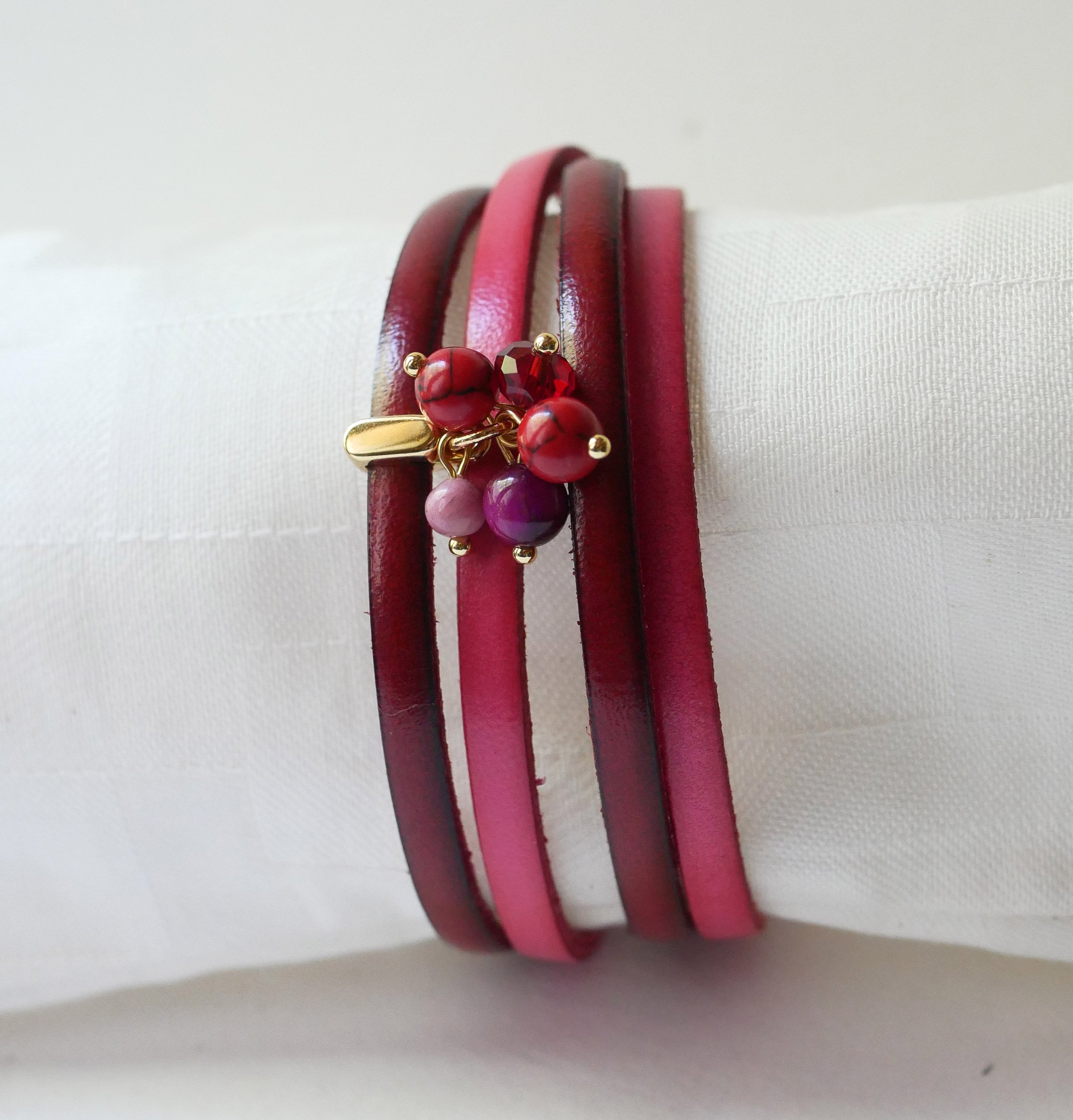 Duo leather bracelet decorated with fuchsia beads