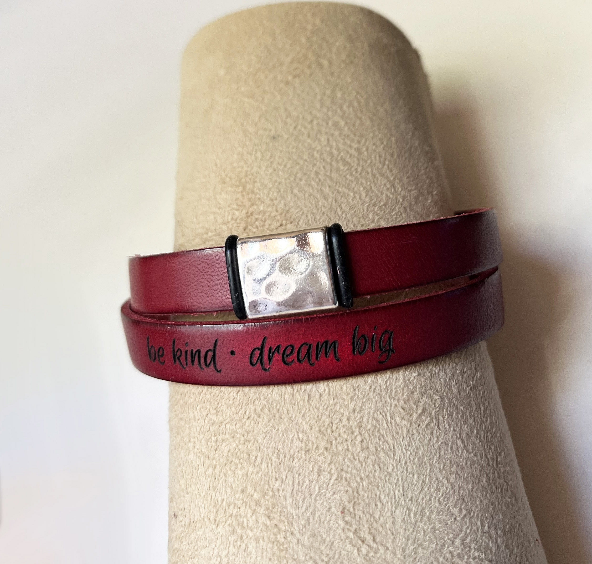 Bracelet cuir double tour au passant carr&eacute; martel&eacute;, ajustable toutes tailles - cadeau personnalisable avec message grav&eacute; 