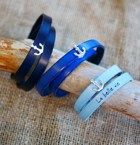 Bracelets en cuir double tour avec ancre marine personnalisable.