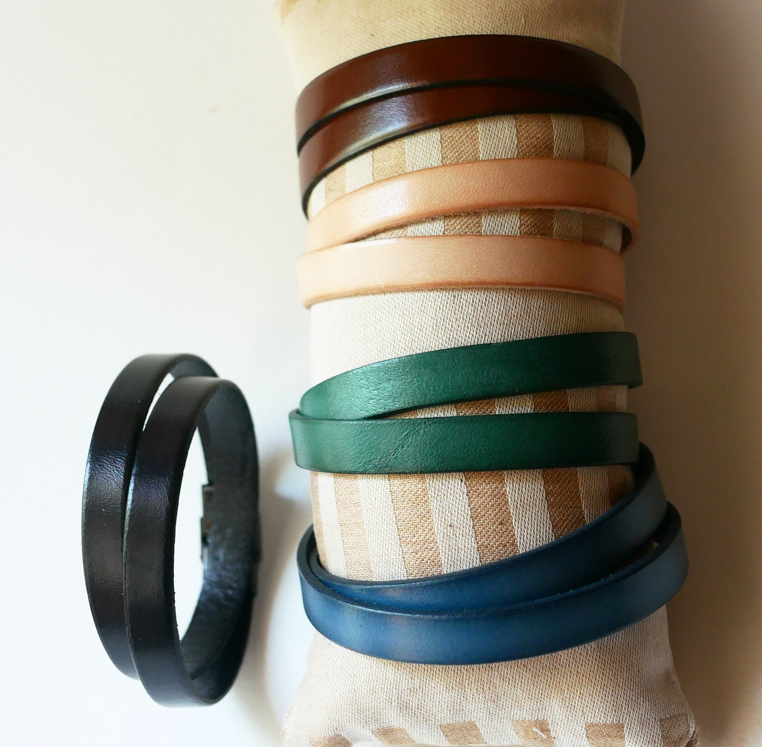 Leather bracelet for men customizable by engraving