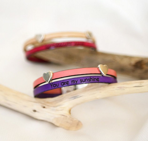 Bracelet cuir femme duo passants cœurs personnalisable gravé.