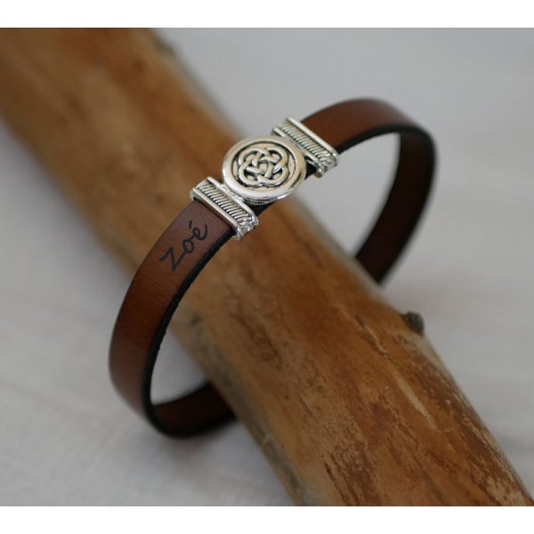 Leather bracelet decorated with Celtic knot customizable by engraving