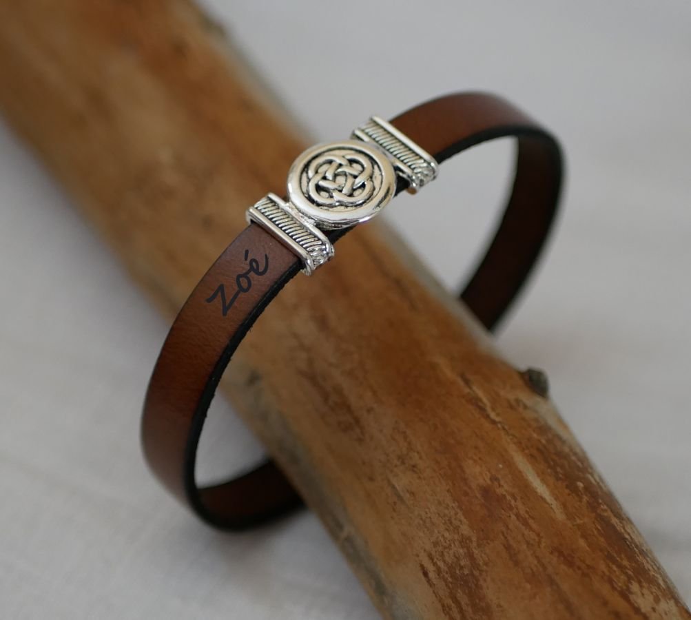 Leather bracelet decorated with Celtic knot customizable by engraving