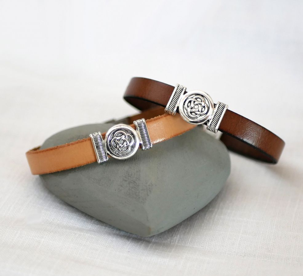 Leather bracelet decorated with Celtic knot customizable by engraving