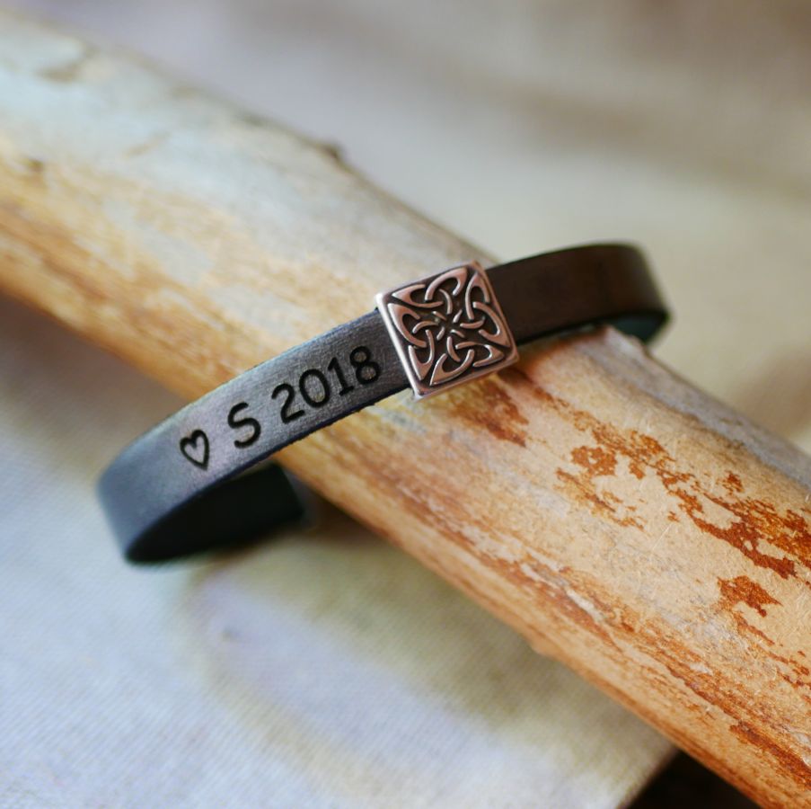 Leather bracelet decorated with a Celtic square customizable by engraving