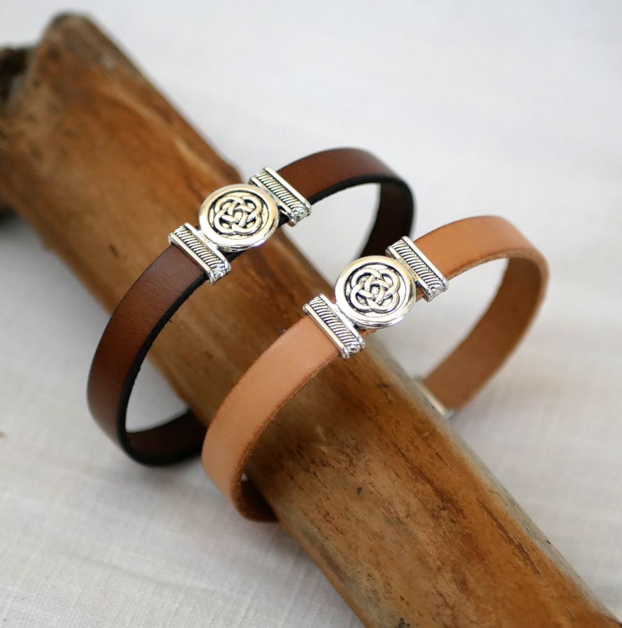 Leather bracelet decorated with Celtic knot customizable by engraving