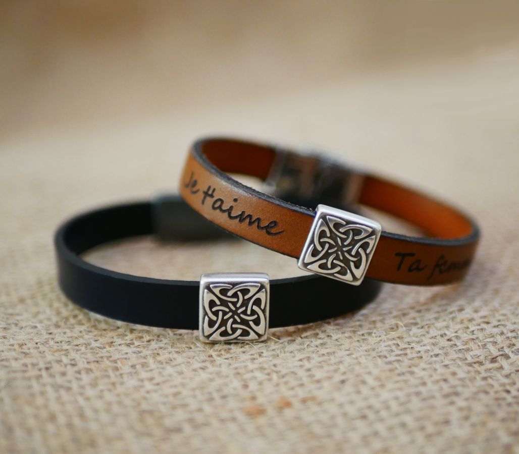 Leather bracelet decorated with a Celtic square customizable by engraving