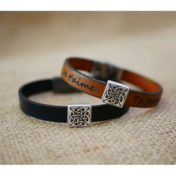 Leather bracelet decorated with a Celtic square customizable by engraving