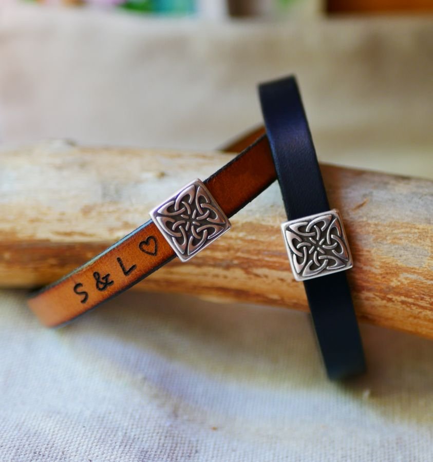 Leather bracelet decorated with a Celtic square customizable by engraving