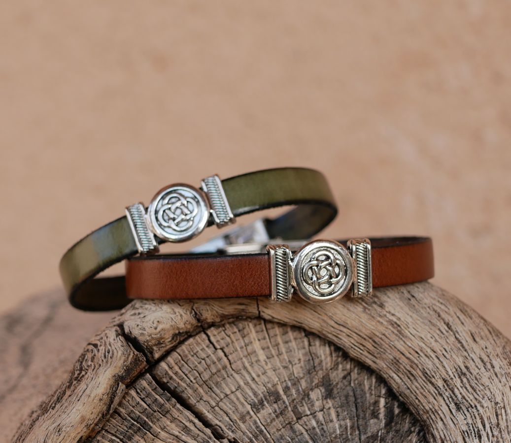 Leather bracelet decorated with Celtic knot customizable by engraving