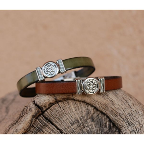 Leather bracelet decorated with Celtic knot customizable by engraving