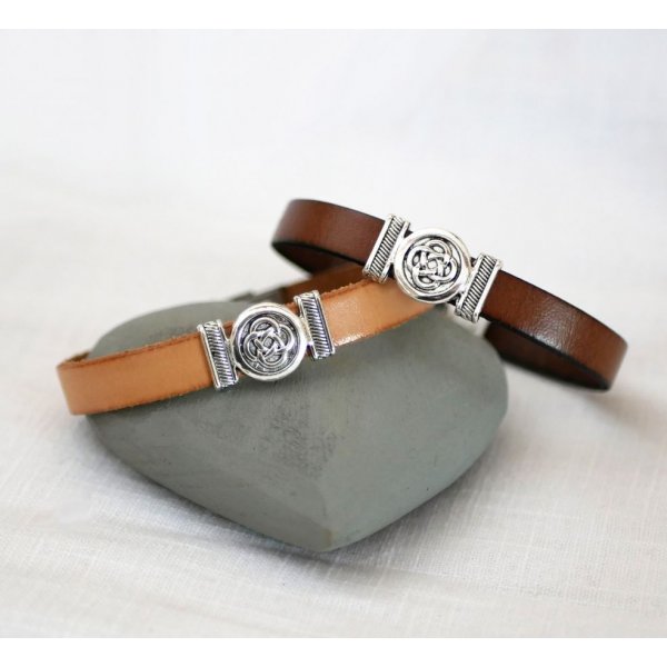 Leather bracelet decorated with Celtic knot customizable by engraving