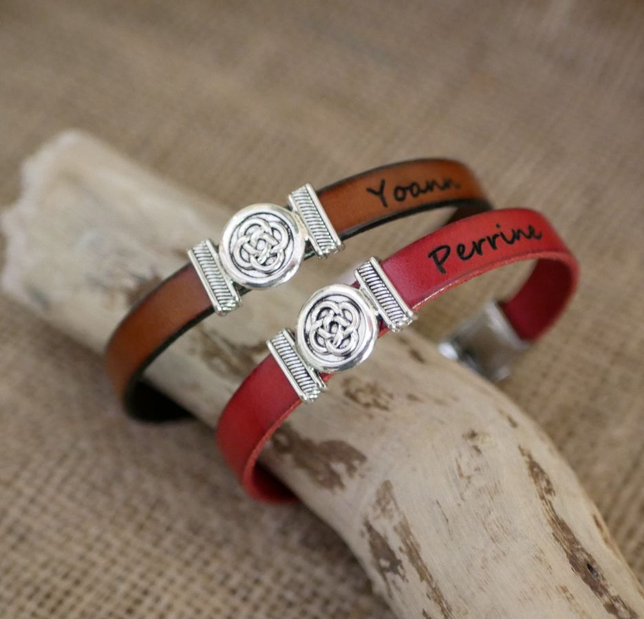 Leather bracelet decorated with Celtic knot customizable by engraving