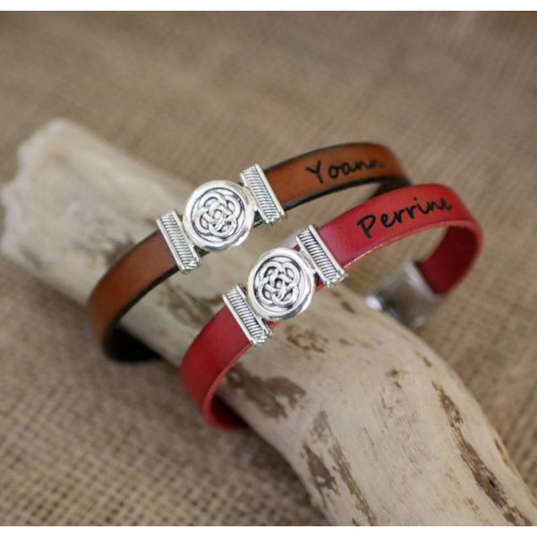 Leather bracelet decorated with Celtic knot customizable by engraving