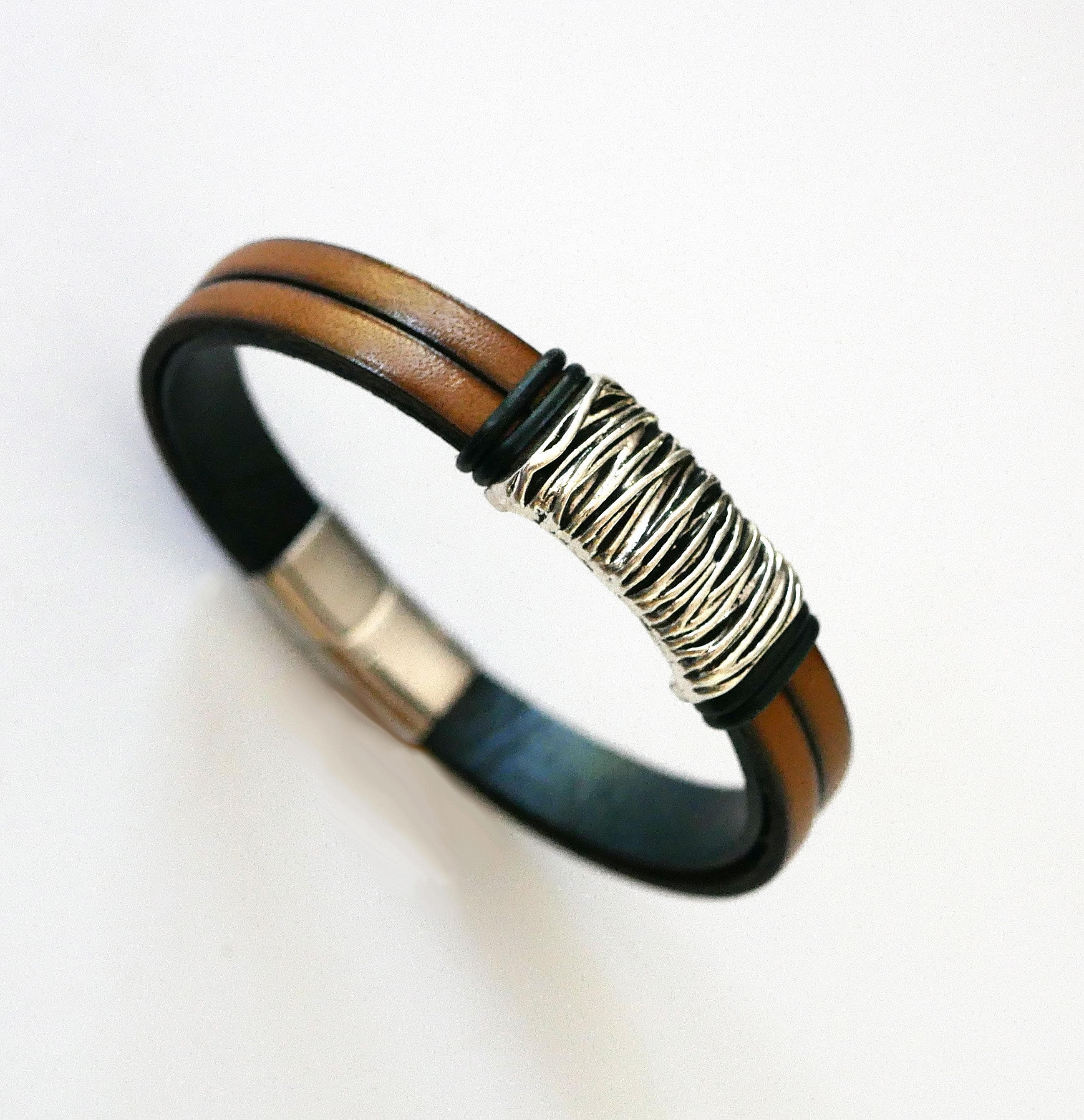 Fawn leather bracelet with braided metal lining and magnetic clasp