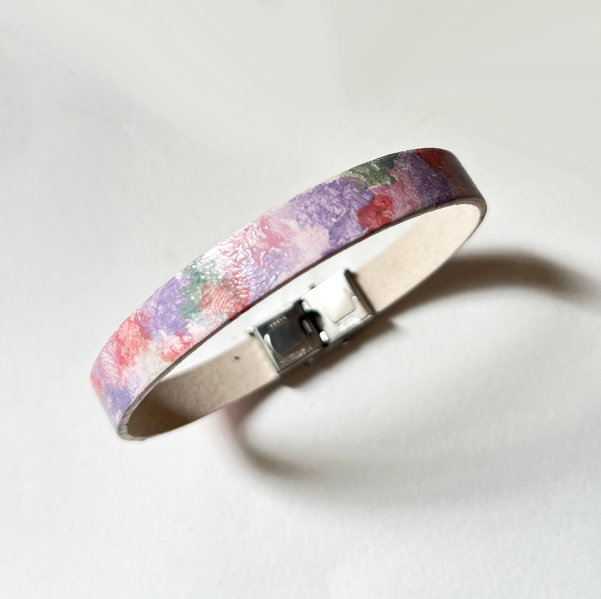Bracelet en cuir peint pastel violet personnalisable par gravure