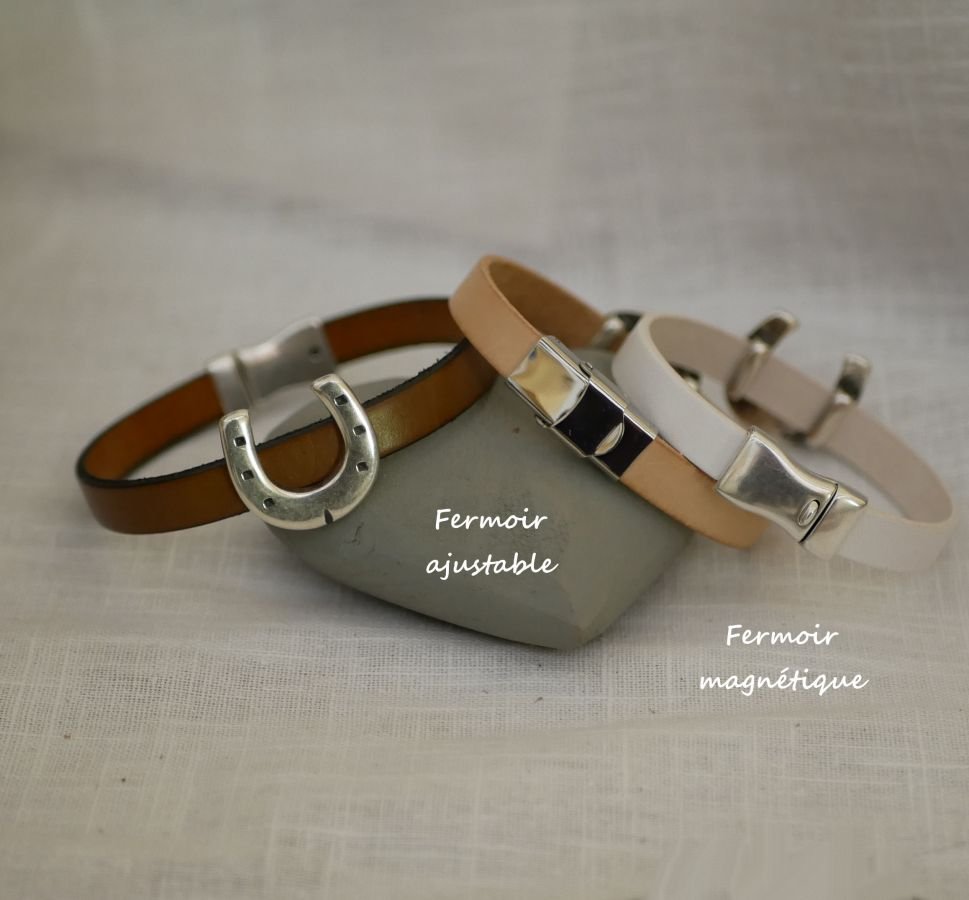 Customizable leather bracelet with single or double turn horseshoe design