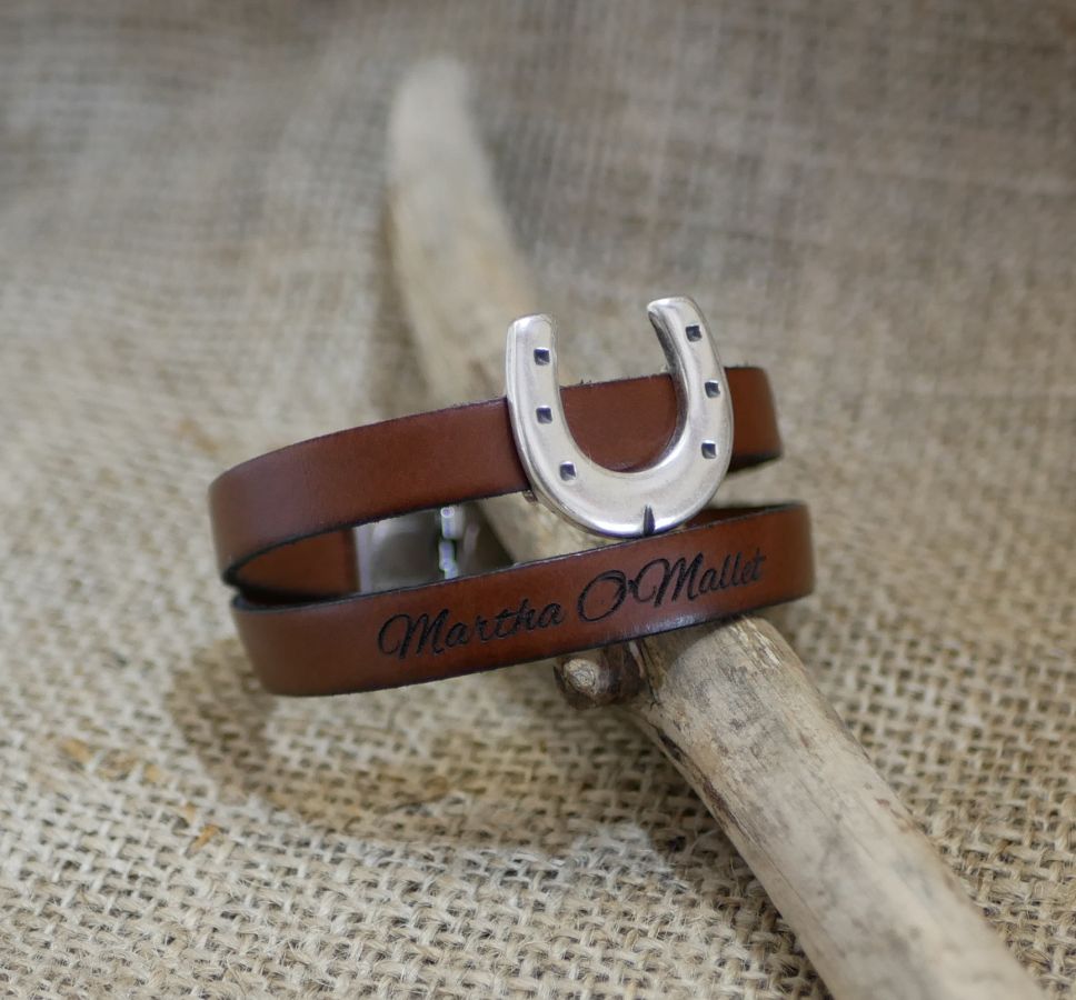 Customizable leather bracelet with single or double turn horseshoe design