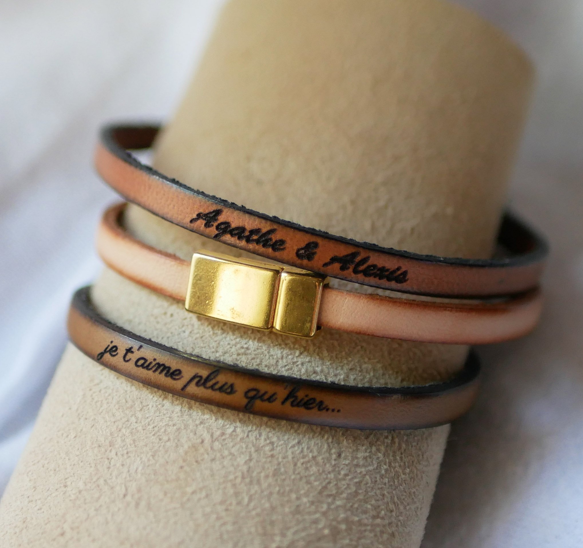 Fine leather bracelet with gold magnetic clasp, personalized by engraving 