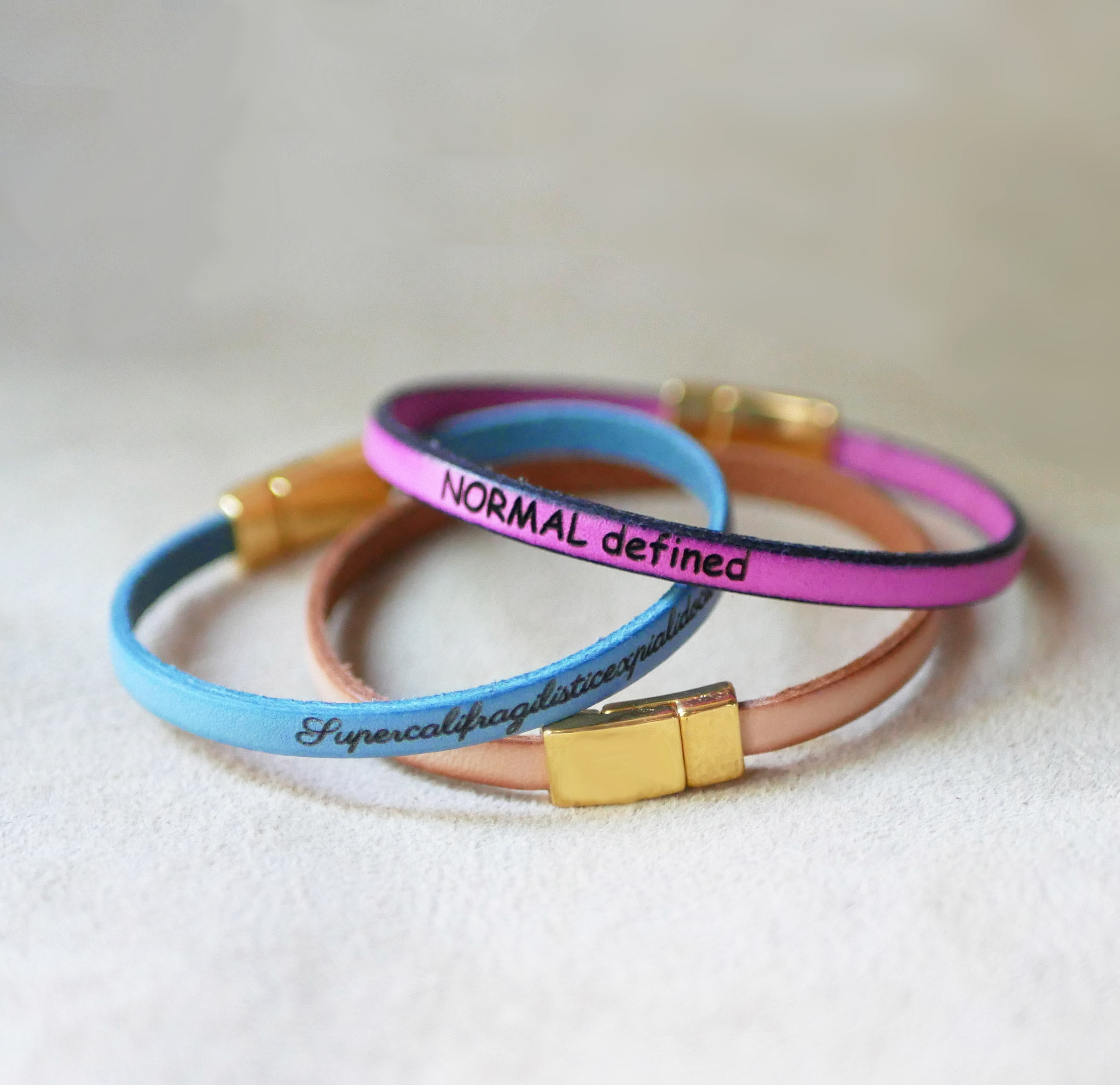 Fine leather bracelet with gold magnetic clasp, personalized by engraving 